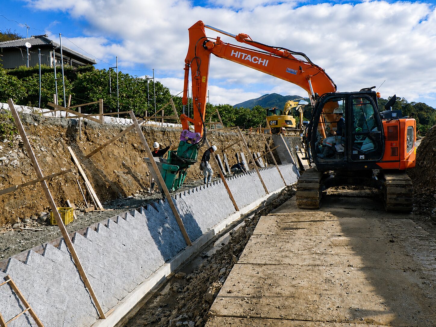 現場で作業するヤマキチ建設のスタッフ